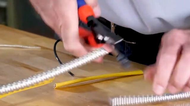 13 72 8 KNIPEX Forged Wire Stripper Product Video смотреть онлайн