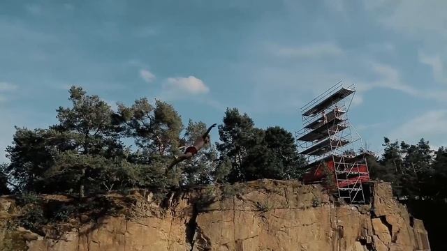 СМЕРТЕЛЬНАЯ ТАРЗАНКА В ЧЕХИИ СВОИМИ РУКАМИ | ТРЮКИ И ПРЫЖКИ В ВОДУ смотреть онлайн