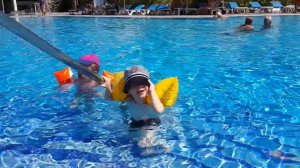 Sarigerme. День 4. Плавает в нарукавниках.