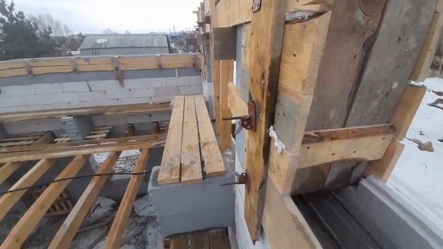 АРМОПОЯС МАНСАРДНОГО ЭТАЖА. СТРОИТЕЛЬСТВО ДОМА-БАНИ 6 НА 9 смотреть онлайн