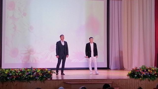 Концерт. На сцене Алексей и Андрей Шадриков.