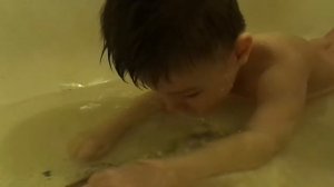 Федюня балуется в ванной :))