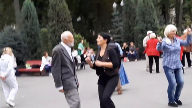 ЦЕЛУЙ,ЦЕЛУЙ,ЦЕЛУЙ МОЯ КОНФЕТОЧКА смотреть онлайн