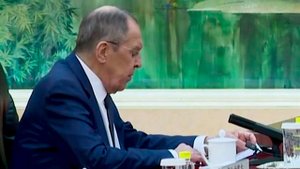 В Пекине в Доме народных собраний проходят переговоры председателя КНР и главы МИД РФ