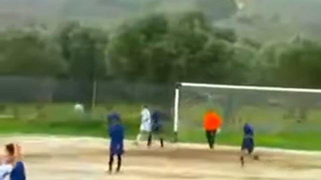 Мяч не хочет лететь в ворота смотреть онлайн