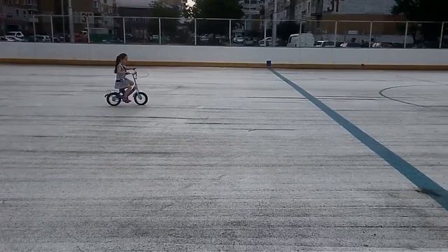 Лиза научилась кататься на велосипеде смотреть онлайн