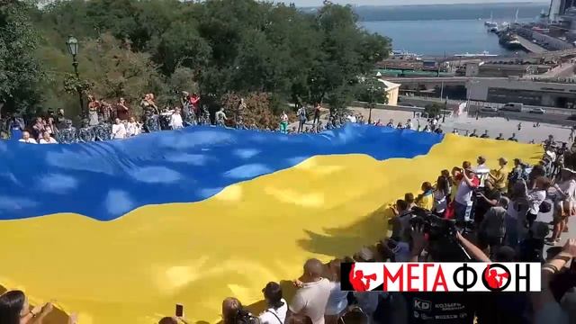 В Одессе на Потемкинской лестнице подняли огромный флаг Украины смотреть онлайн