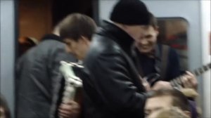 Talanted musicians in train. Музыканты в электричке группа 1000 вольт