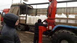 Выгрузка селитры самодельным манипулятором на базе Т-150