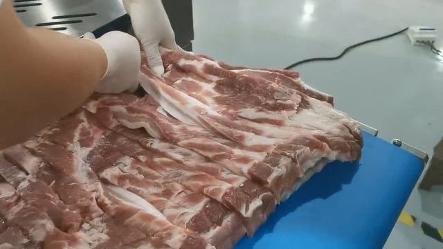 Машина для резки свежего мяса разрезается на полоски, а затем на кубики.