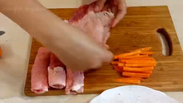 Пальчики с копченой грудинкой. Крученики. Мясные рулетики. Смачно. Дуже.