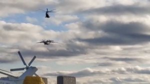Вертолет-гигант МИ-26 перевозит на внешней подвеске самолет АН-74