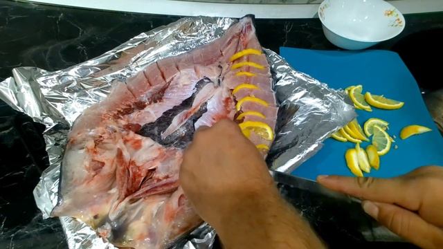 Толстолобика лучше не жарить а приготовить так. Чешую чистить не обязательно. смотреть онлайн