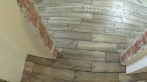 Плитка на пол под дерево единым ковром без порожков на кухне в зале и прихожей