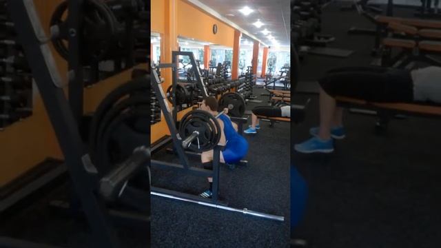 Приседания сумо 90кг.