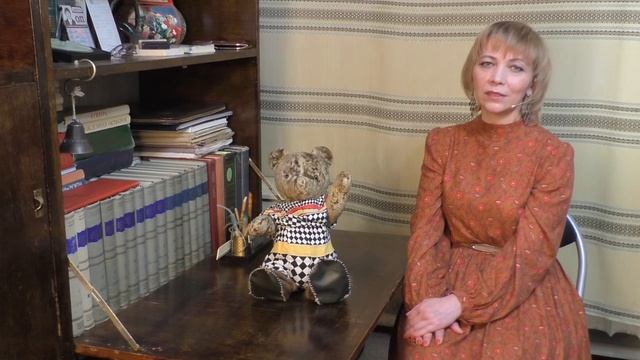 Экспонат Музея - квартиры Л.В. Лапцуя - плюшевый медвежонок из опилок. смотреть онлайн