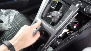 Установка двойной USB розетки для заднего ряда кресел на VW Golf 7