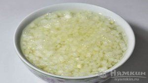 Салат с шампиньонами, курицей и жареными яйцами