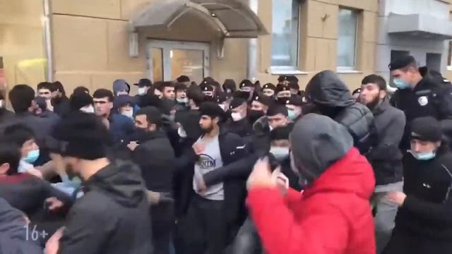 ОМОН на акциия мусульман в Москве, Рolice on a Muslim campaign in Moscow смотреть онлайн