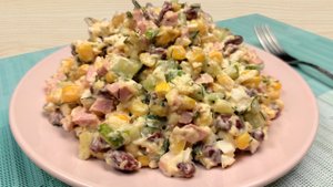 Вкусный салат к 8 марта из простых ингридиентов. Салат с фасолью и кукурузой консервированной.mp4