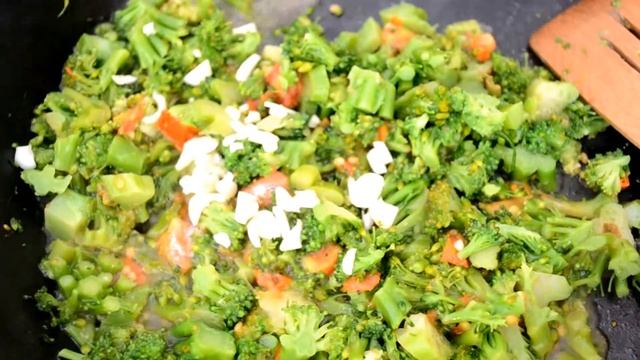 Вареники (тортеллини) с брокколли и белым соусом смотреть онлайн