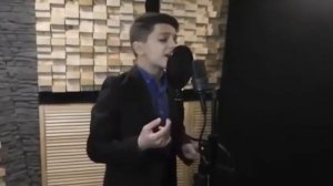 Как красиво мальчик поёт!,,,очень хорошая музыка