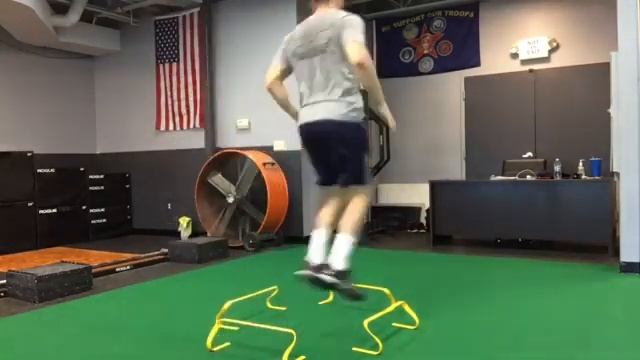 Прямые и боковые выпрыгивания через препятствия. смотреть онлайн