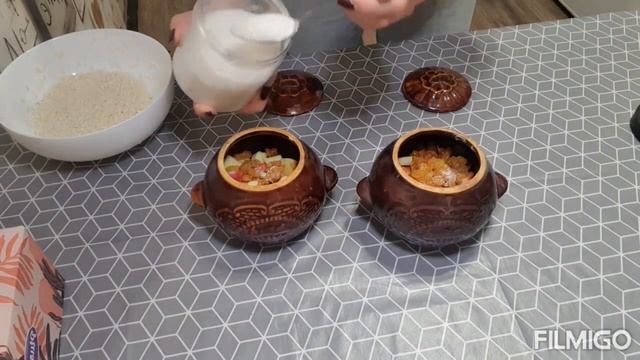 Рисовая каша по-новому, готовим в горшочках с яблоками и изюмом
