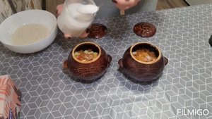 Рисовая каша по-новому, готовим в горшочках с яблоками и изюмом