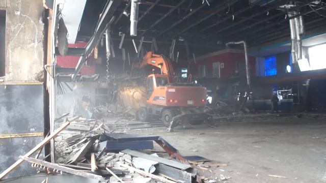 Режем по живому. Экскаватор обрушивает фрагменты плит второго этажа клуба Отдых смотреть онлайн