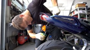 Установка центрального кофра на Yamaha FZ1 || instal topcase Yamaha FZ1