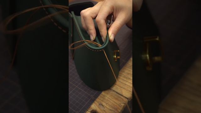 Handmade Leather Messenger bag✔#handstitching #handstitched #diycraft #leathercraft #handmade смотреть онлайн