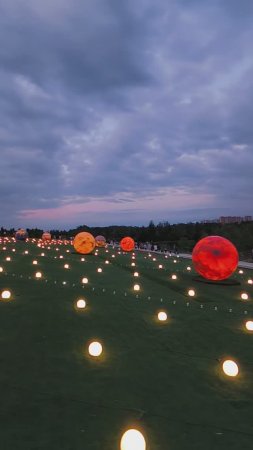 Арт объект Солнечная система. Парк Галицкого в Краснодаре на закате. Весна, май