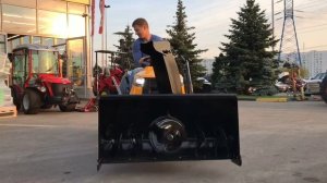 Снегоуборочный трактор CubCadet с трехступенчатым снегоотбрасывателем
