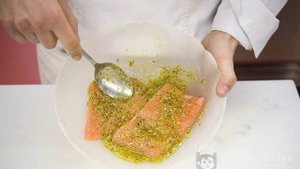 Запеченная горбуша с лимоном и луком