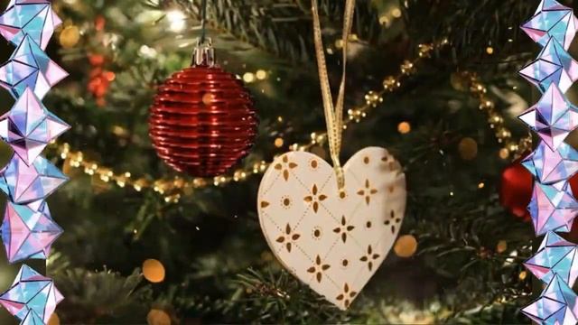 Новогодние игрушки,свечи и хлопушки.