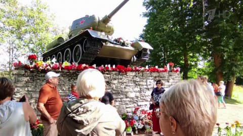 У памятника советским воинам в эстонской Нарве - снова цветы и возмущенные жители