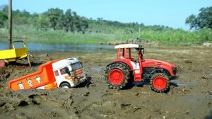 Грузовичок упал в ямку на берегу