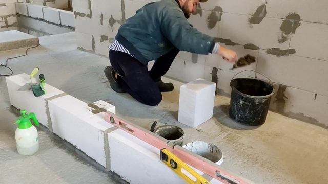 Кладка 1 ряда перегородок из газобетона своими руками