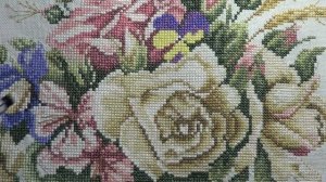 Вышитые цветы в красивых вазах.