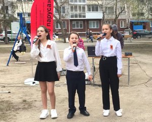 Россия. Студия эстрадно-джазового исполнения "Алые паруса". Выступление на празднике 9 МАЯ.