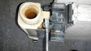 БМВ как самому заменить расширительный бачок, а в моём случае радиатор. Краткое описание.