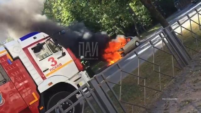 В Пскове ученик и инструктор едва не сгорели в учебном автомобиле