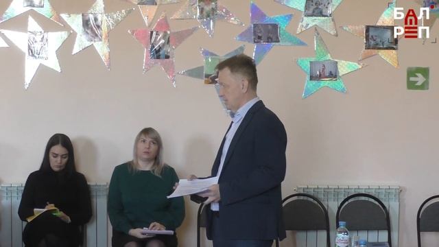 Встреча главы БМР в Красном Яре: чиновников приехало больше, чем жителей смотреть онлайн