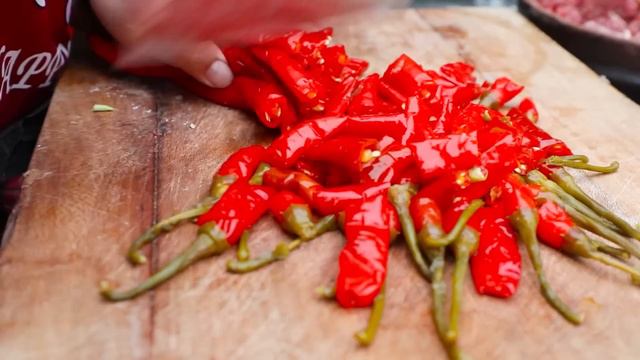 苗大姐招来两名学徒3斤牛肉炒3斤辣椒一铲一铲拌米饭贼香苗阿朵美食