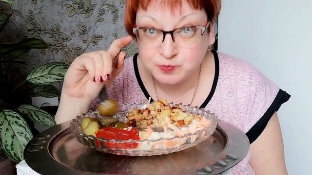 #мукбанг#мамаНаташа#еданакамеру#Жареная картошечка с соленьями и салат из капусты!!! Вопрос к вам))