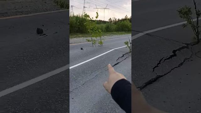 В сторону Сайгатино вздулся асфальт. Будьте осторожны! На дороге появились ямы и трещины, которые мо