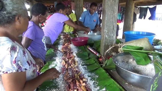How to cook cassowary meat with Sago & Cassava wrapping - PNG (Western Province) - Suki смотреть онлайн