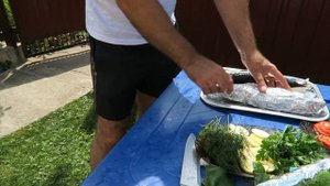 Запекаем СКУМБРИЮ в Листьях Хрена на Мангале. Дачный Влог!
