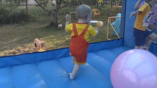 В БОЛЬШОЙ СЕМЬЕ БОЛЬШОЙ БАТУТ / Китайский надувной батут / Маша, Никита, София смотреть онлайн
